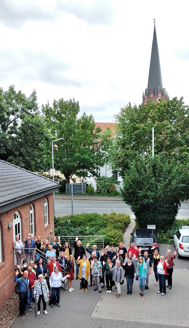 Gruppenfoto mit (ehemaligen) Jurymitgliedern anlässlich des 50. Geburtstags vor der Malerschule